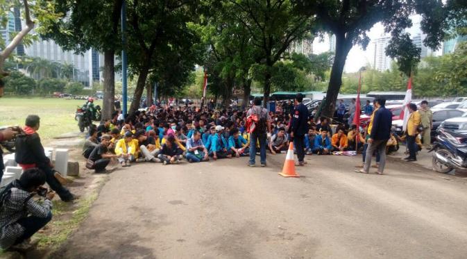 Rumah SBY didemo mahasiswa. (Twitter/syafiiiiiii)