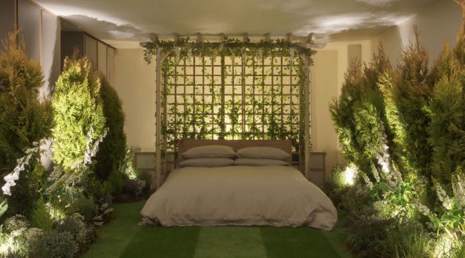 Kamar tidur yang terbentang diatas karpet rumput yang hijau dalam rumah hutan tropis. (foto : boredpanda.com)
