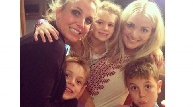 Britney Spears bersama sang adik, Jamie Lynn Spears, anak lelaki, dan keponakan perempuannya. ( Britney Spears/Instagram)
