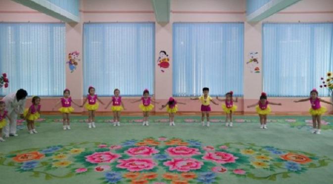 Suasana pink cerah di penitipan anak Kim Jong Suk, Korea Utara (foto : Oliver Wainwright)
