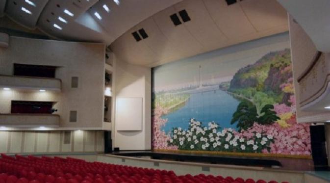 Paduan warna palet dan simetris juga terlihat sangat jelas di National Drama Theatre, Pyongyang. (Foto : Oliver Wainwright)