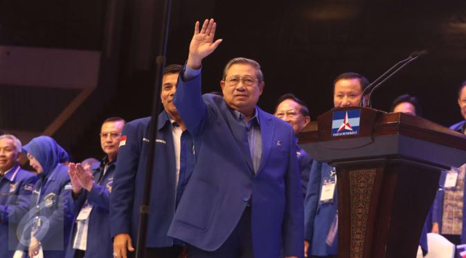 SBY melambaikan tangan saat menghadiri HUT ke-15 Partai Demokrat di Jakarta Convention Center, Selasa (7/2). Dalam pidato politik itu ada tiga komponen utama yang disampaikan mantan Presiden Indonesia ke-6 tersebut. (Liputan6.com/Helmi Afandi) 