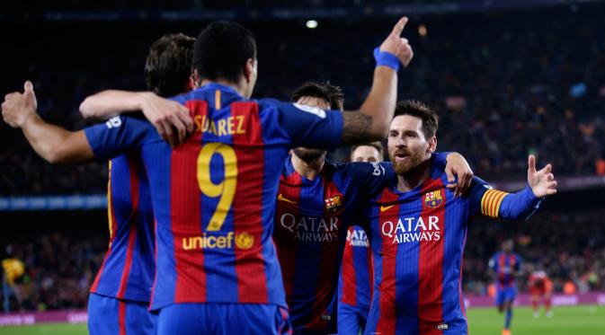 Penyerang Barcelona, Lionel Messi bersama Luis Suarez merayakan gol pembuka ke gawang Atletico Madrid pada leg kedua semifinal Copa del Rey di Estadio Camp Nou, Selasa (7/2). Barca lolos ke final dengan keunggulan aggregat 3-2. (AP Photo/Manu Fernandez)