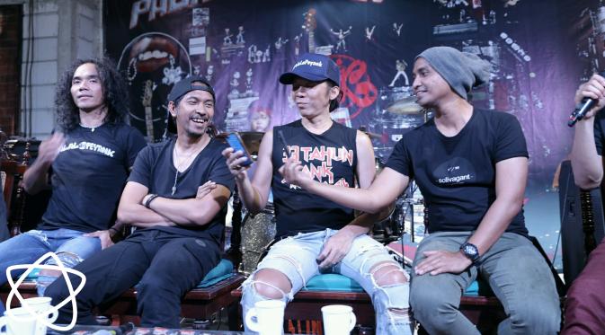 Menjadikan media sosial sebagai bahan yang dikritisinya di album barunya ini, menurut Slank fungsi media sosial bukan lagi untuk mendekatkan yang jauh melainkan lebih menaburkan kebencian. (Galih W. Satria/Bintang.com)