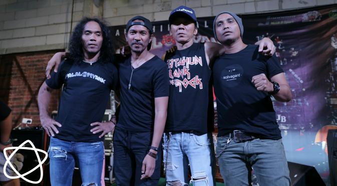 Slank mengatakan di dalam kehidupan sehari-hari masyarakat tak lepas dari yang namanya media sosial. Namun cukup disayangkan ketika fungsi awal sebagai tempat bergaul namun saat ini berubah menjadi tempat cari musuh. (Galih W. Satria/Bintang.com)