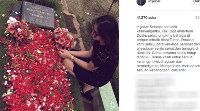 Jessica Iskandar mendatangi makam Olga Syahputra (Foto: Instagram)