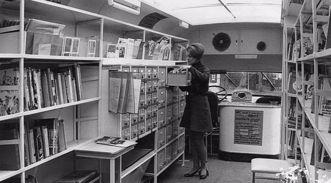 Bagian dalam perpustakaan mobil, 1960-an. (Via: boredpanda.com)