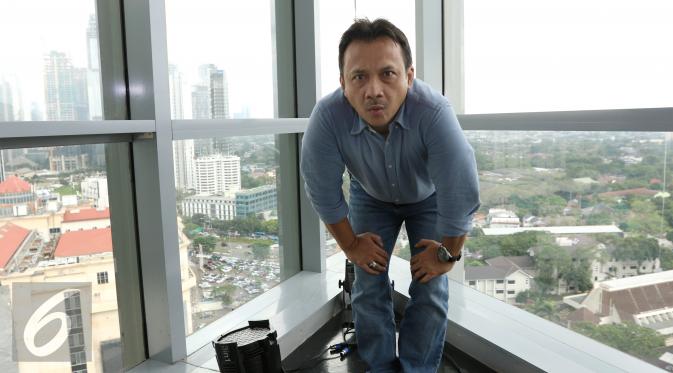 Salah satu pemain film Generasi Kocak: 90-an Vs Komika, Adi Bing Slamet saat berkunjung ke Liputan6.com, Jakarta, Rabu (8/2). (Liputan6.com/Fatkhur Rozaq)