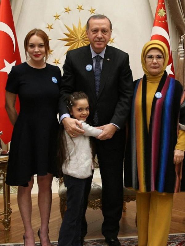 Pertemuan Lindsay Lohan dan Bana el-Abed, gadis berusia 7 tahun yang mendokumentasikan penyerangan di Aleppo dengan Presiden dan Ibu Negara Turki. (Foto: AFP)