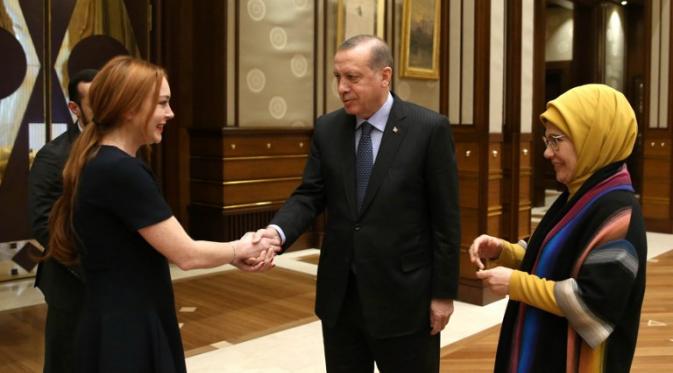 Pertemuan Lindsay Lohan dengan Presiden dan Ibu Negara Turki. (Foto: AFP)