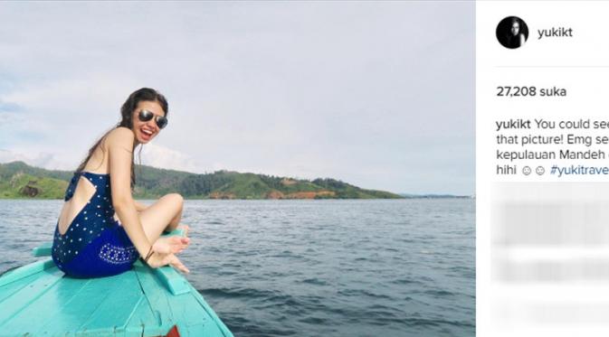 Yuki Kato pamer punggung saat berlibur ke Padang (Foto: Instagram)