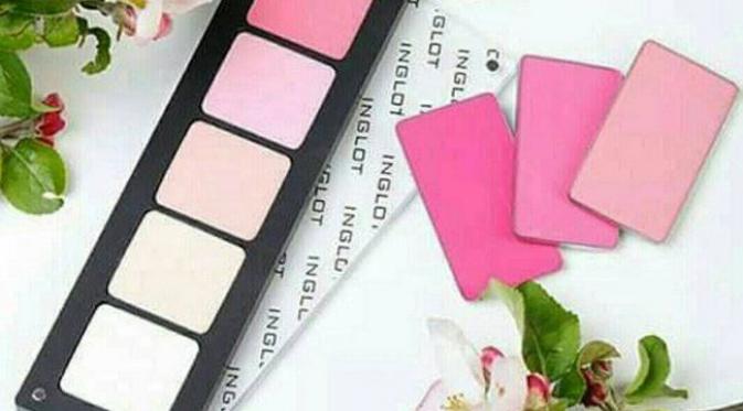 Inglot yaitu brand makeup dengan variasi warna yang lengkap kini hadir di Indonesia memanjakan para pecinta kecantikan.