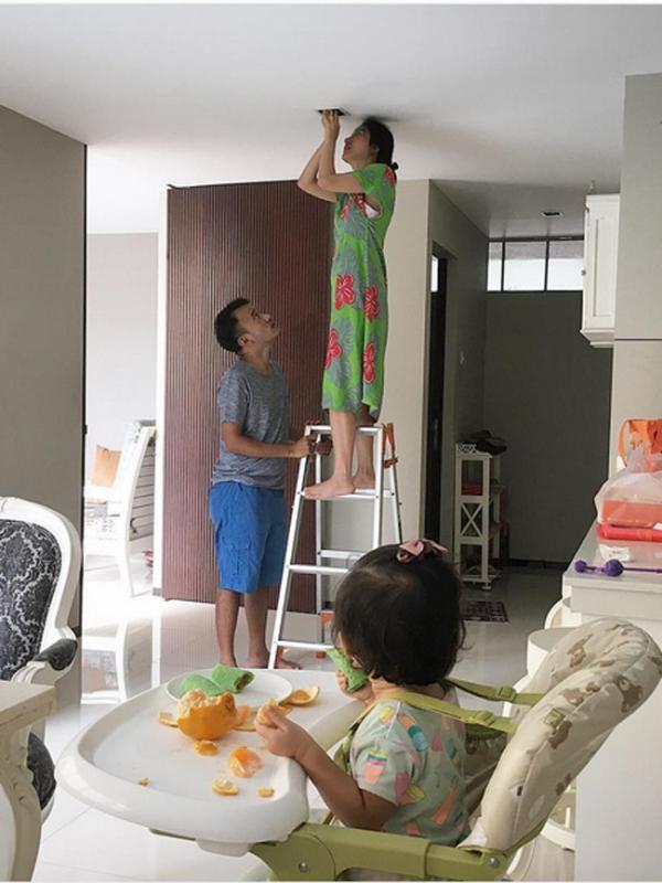 Sarwendah membantu Ruben Onsu merawat rumah. (Instagram/ruben_onsu)