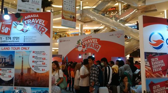 Keramaian pengunjung mencari tiket pesawat murah di AirAsia Travel Fair di Kota Kasablanka, Kamis (9/2/2017).