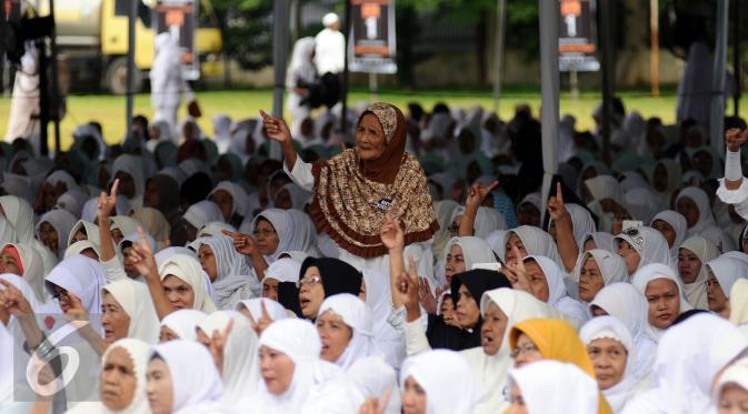 Seorang nenek berdiri saat menghadiri Doa Bersama Untuk Satukan Umat Jakarta di Lapangan Blok S, Kamis (9/2). Tabliq akbar tersebut dihadiri pasangan cagub DKI Jakarta Agus Harimurti Yudhoyono dan Sylviana Murni. (Liputan6.com/Helmi Fithriansyah)
