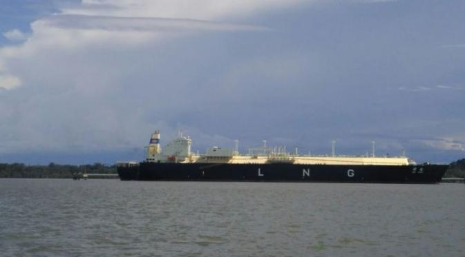 Kapal tanker Min Rong dari China untuk kontrak Fujian sedang mengisi muatan LNG atau gas alam cair.