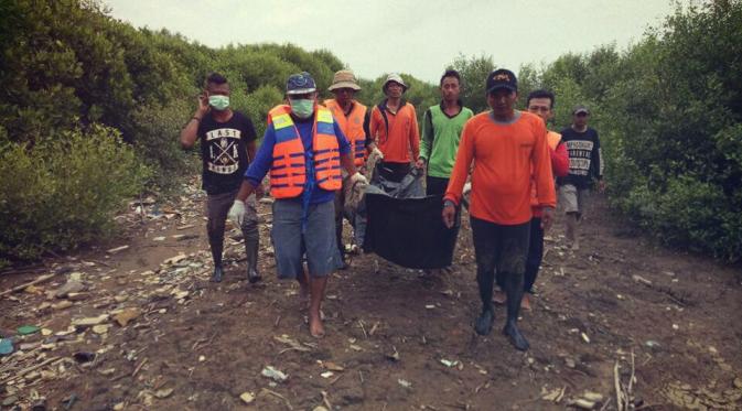 Sang anak yang hilang di Sungai Pemali ditemukan meninggal dalam kondisi terbenam lumpur di hutan bakau. (Liputan6.com/Fajar Eko Nugroho)