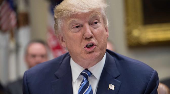 Donald Trump tengah berdiskusi dengan senat AS, 9 Februari 2017 (NICHOLAS KAMM / AFP)