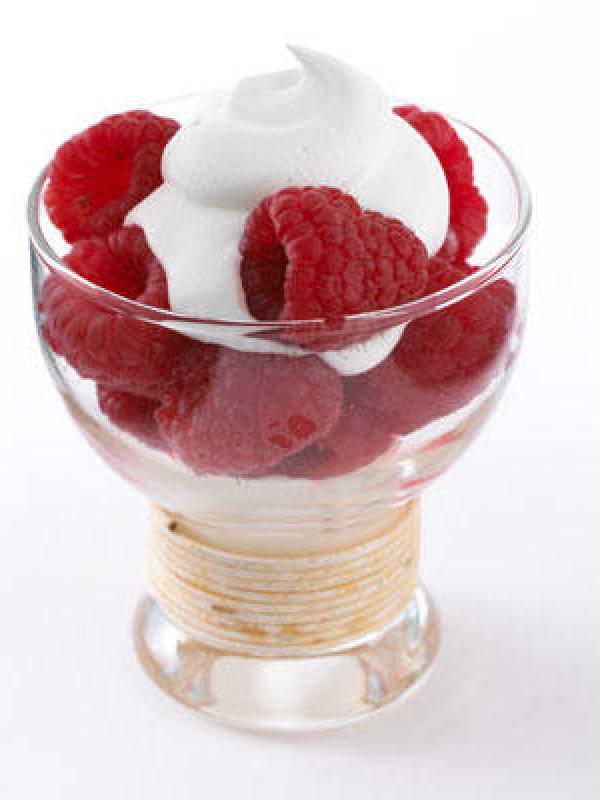 Whipe cream dengan buah berry. 54 kalori. | via: 