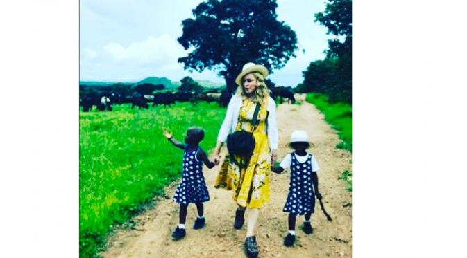 Madonna mengadopsi dua anak perempuan asal Afrika (Foto: Instagram)