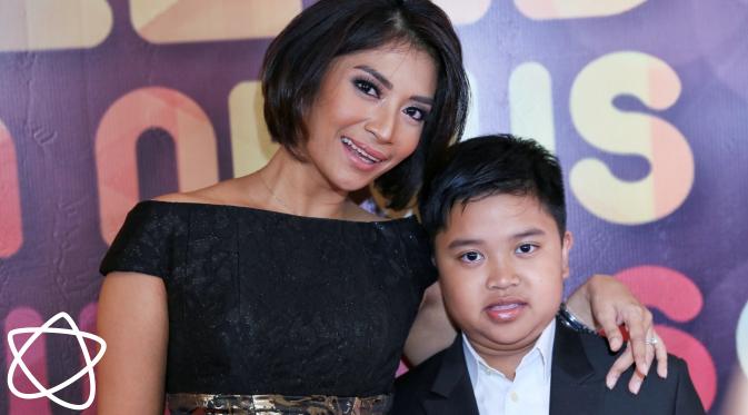 Dessy Rosalianita (Istri Oon Project Pop) bersama anaknya. (Adrian Putra/bintang.com)