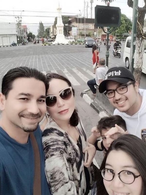 Umar Lubis dan Ravelra Supit saat liburan bersama anak-anaknya (Instagram/@ravelra_supit)
