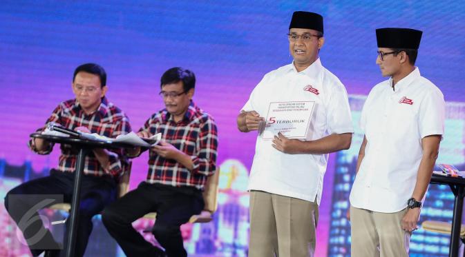 Cagub DKI Jakarta nomor 3, Anies Baswedan didampingi Sandiaga Uno memaparkan visi misi pada Debat Final Cagub DKI Jakarta di Bidakara, Jakarta, Jumat (10/2). (Liputan6.com/Faizal Fanani)