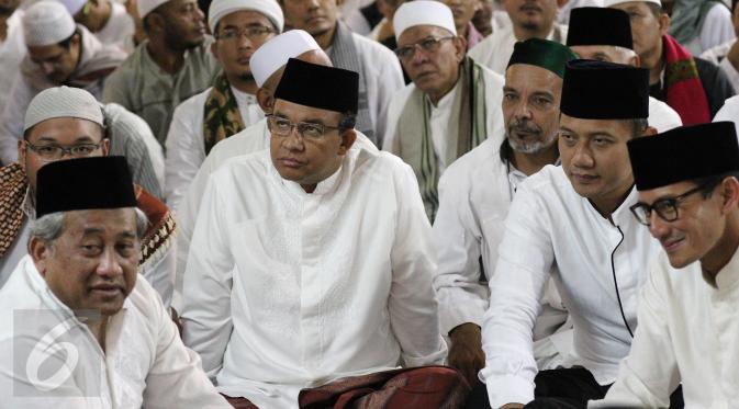 Pasangan Cagub DKI Jakarta No 3 Anies - Sandiaga, Cagub No 1 Agus Yudhoyono dan mantan Mendikbub M Nuh sedang mendengarkan ceramah beserta peserta aksi 112 di Masjid Istiqlal, Jakarta, Sabtu (11/2). (Liputan6.com/Herman Zakharia)