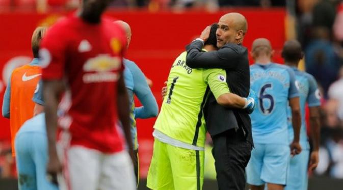 Pelatih Manchester City (Man City) Pep Guardiola memeluk Claudio Bravo selepas kemenangan atas Manchester United, September 2016. (Agen Liga)