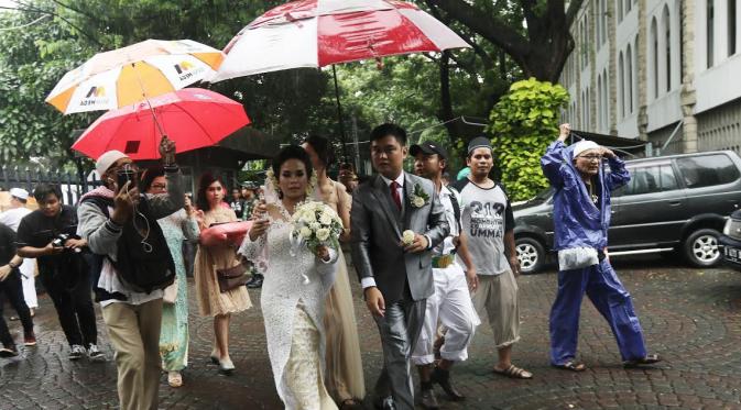 Pasangan pengantin menikah di Katedral saat aksi 112 (Liputan6.com/Herman Zakaria)
