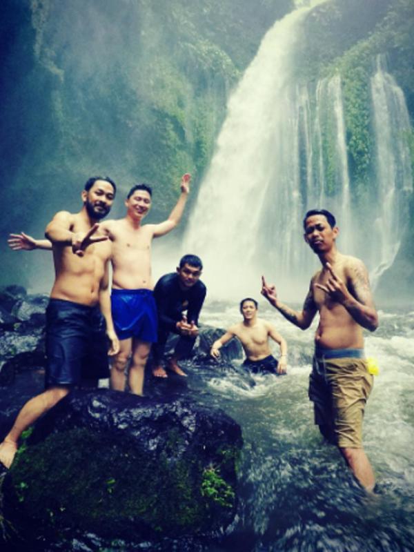 Ariel NOAH berlibur ke air terjun Tiu Kelep, Lombok. (Instagram/ariel_inst)