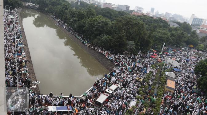 Ribuan orang memadati kawasan sekitar Masjid Istiqlal, Jakarta, Sabtu (11/2). Mereka telah tiba di masjid sejak malam hari. (Liputan6.com/Herman Zakharia)