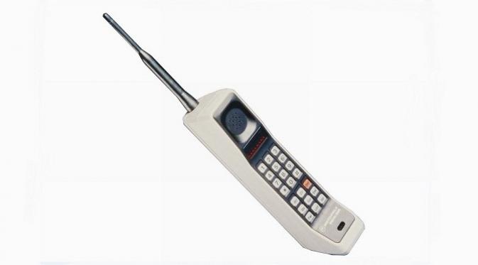 Motorola DynaTAC, perangkat yang disebut-sebut sebagai cikal bakal ponsel modern (sumber: engadget.com)