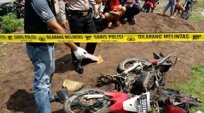 Sepeda motor korban terpental kepinggir rel kereta api dan mengalami kerusakan yang parah (Liputan6.com/Nefri Inge)