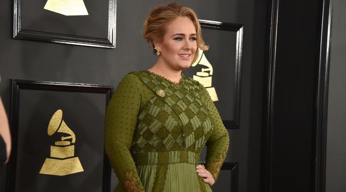 Penyanyi asal Inggris, Adele menghadiri ajang bergengsi Grammy Awards 2017, di Staples Center, Los Angeles, Amerika Serikat, Minggu (12/2). Di karpet merah, Adele tampilan menawan dengan dress berwarna hijau lumut. (Photo by Jordan Strauss/Invision/AP)