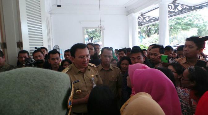 Gubernur DKI Jakarta Basuki Tjahaja Purnama atau Ahok pada hari pertamanya usai cuti kampanye. (Liputan6.com/ Delvira Chaerani Hutabarat)