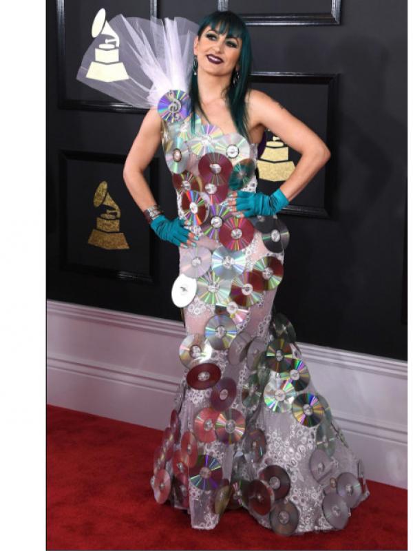 Jacqueline Van Bierk juga mengenakan gaun transparan di Grammy Awards 2017 (Foto: People.com)