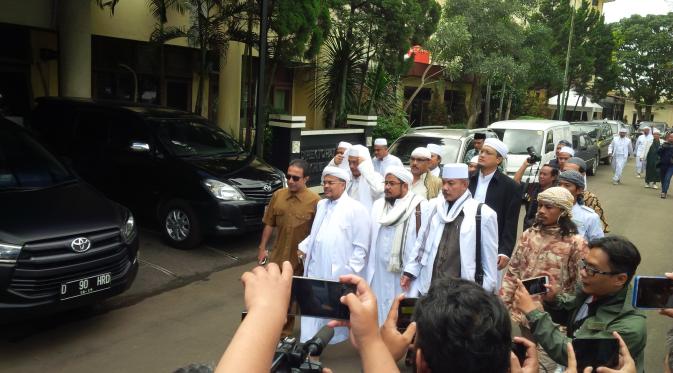 Rizieq Shihab datang ke Markas Polda Jawa Barat, Kota Bandung