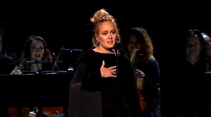 Ekspresi Adele saat alami insiden di Grammy (via thesun)