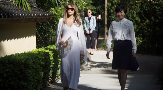 Melania Trump bersama istri Perdana Meneteri Jepang Akie Abe saat berkeliling di sebuh kebun di Florida. (AFP/Bintang.com)