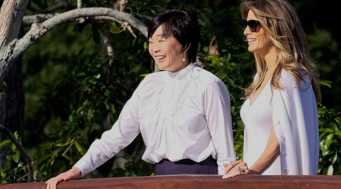 Melania Trump bersama istri Perdana Meneteri Jepang Akie Abe saat berkeliling di sebuh kebun di Florida. (AFP/Bintang.com)