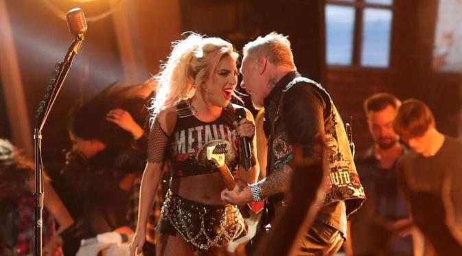 Lady Gaga dan Metallica tampil di Grammy Awards 2017 (sfgate.com/Kevin Winter, Getty Images)