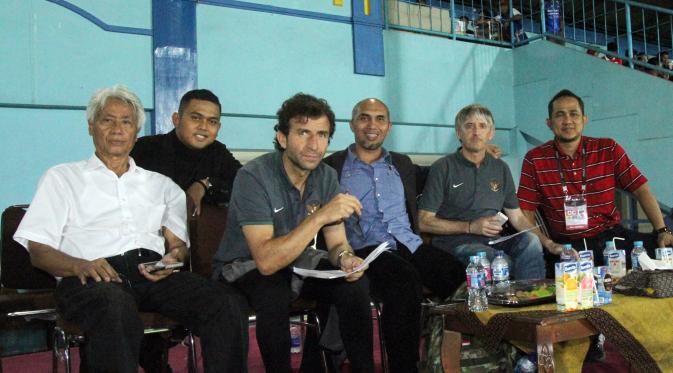 Luis Milla ditemani mantan pelatih Timnas Indonesia Primavera, Danurwindo menyaksikan pertandingan di Stadion Kanjuruhan, Malang (Istimewa)