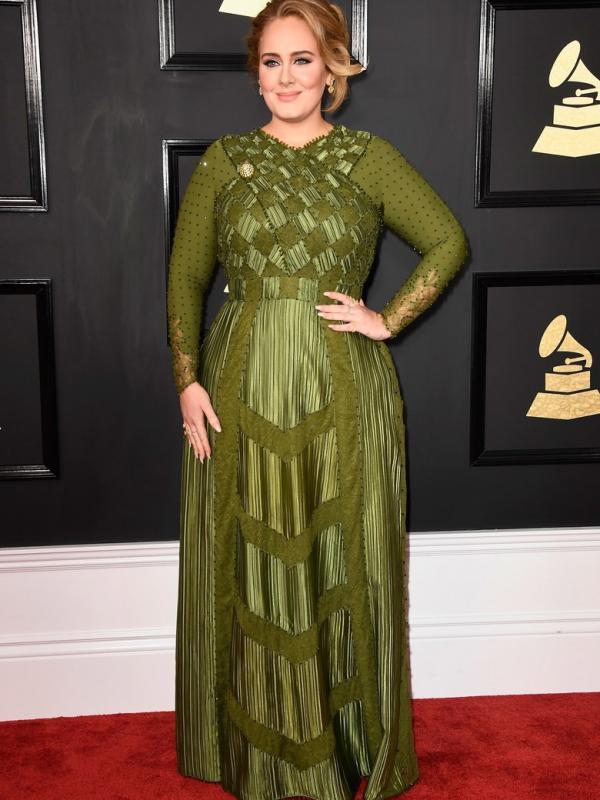 Ternyata butuh waktu 1.600 jam untuk membuat gaun hijau Adele dari Givency pada panggung Grammy Awards 2017. (Foto: Vogue.com)
