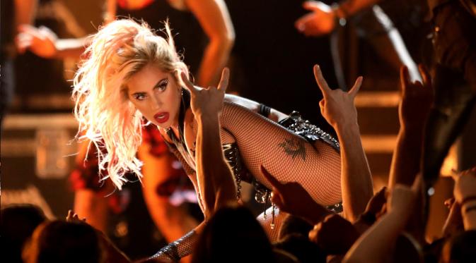 Aksi Lady Gaga saat berkolaborasi dengan Mettalica di  Grammy Awards ke-59, Los Angeles (12/2). (Photo by Matt Sayles/Invision/AP)