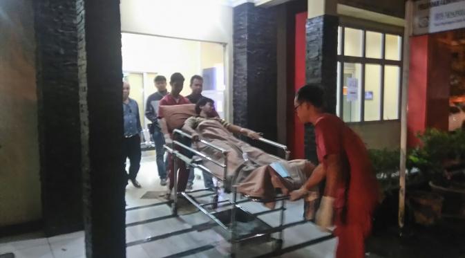Polisi yang terkena tembakan saat penangkapan pelaku begal dirawat di RS Bhayangkara Palembang (Liputan6.com/Nefri Inge)