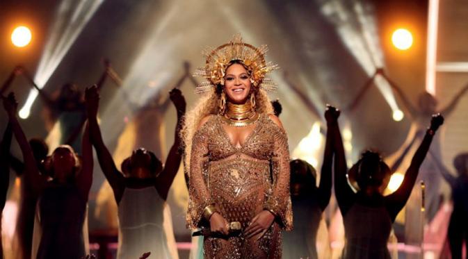 Hamil bukan penghalang bagi Beyonce Knowles untuk berkarya. Hadir di Grammy Awards 2017, tampilan Beyonce berhasil memukau para penonton yang hadir. Beberapa judul lagu dinyanyikan secara non-stop. (AFP/Bintang.com)