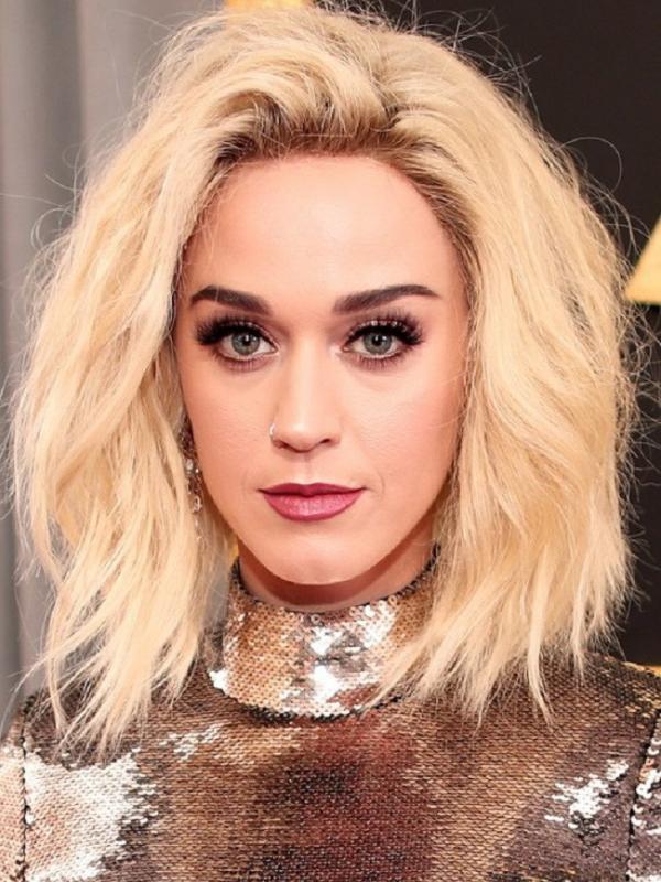 Ajang penghargaan bergengsi untuk insan musik Grammy Awards 2017 memunculkan tren makeup terbaru.