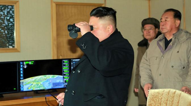 Pemimpin Korea Utara, Kim Jong Un saat memimpin peluncuran rudal Pukguksong-2, Minggu (12/2). Kim mengaku puas pada hasil uji coba yang dilakukannya. (AFP PHOTO/KCNA)  