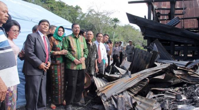 Gubernur Sumut bersama istri mengunjungi lokasi kebakaran rumah adat di Samosir dengan menumpang heli Basarnas. (Liputan6.com/Reza Efendi)
